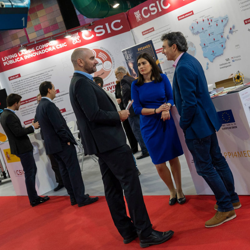 Personas en un stand del CSIC
